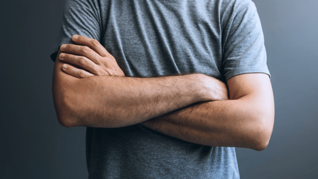 لغة الجسد القاتلة: إشارات صامتة تدمر فرصتك في مقابلة العمل!