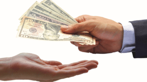 يد تسلم نقوداً ليد أخرى، ترمز إلى راتب ودخل مرتفع من وظائف بدون شهادة جامعية في السعودية.