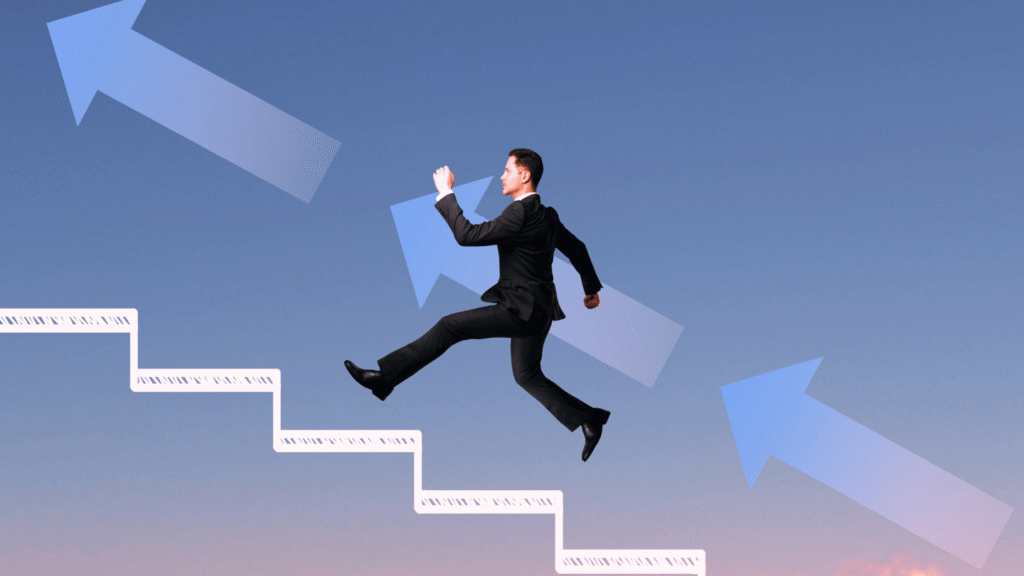 رجل أعمال يركض صعودًا على سلّم، رمزاً لـ الترقية الوظيفية والتقدم المهني السريع في سنة واحدة. يوضح المسار لتحقيق الحصول على ترقية وزيادة الراتب الترقيات.