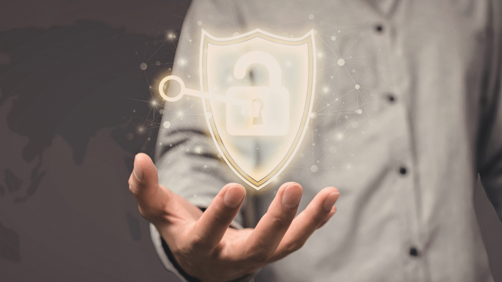 صورة احترافية لرجل يحمل درع أمان مع قفل ورمز المفتاح، في مشهد يعبر عن تشفير البيانات والوقاية من الاختراقات. تمثل الصورة الفرق بين تخصص الأمن السيبراني ونظم المعلومات من ناحية حماية الأنظمة.