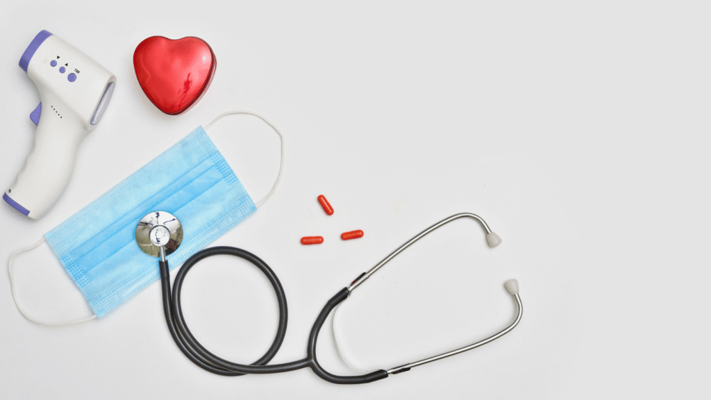 أدوات طبية أساسية: سماعة طبيب، كمامة، وميزان حرارة، ترمز إلى الرعاية الأولية وأسهل تخصصات الطب وأقلها ضغطاً مثل الطب الطبيعي والتخصصات التي تخدم توازن الحياة المهنية.