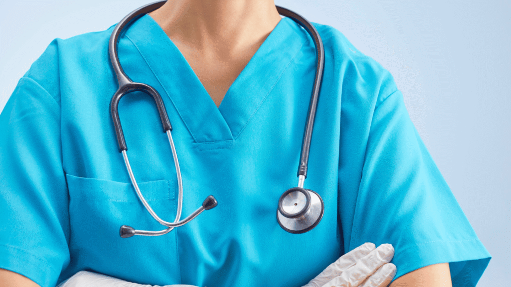 طبيبة أو ممرضة بزي العمل (Scrubs) وسماعة طبيب، تمثل الأطباء في أسهل تخصصات الطب مثل طب العيون أو الأمراض الجلدية الذين يتمتعون بجدول عمل منتظم وضغط نفسي منخفض.