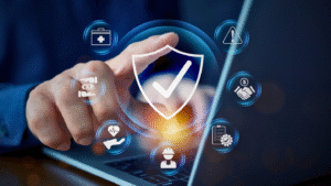 صورة تعبيرية عن الأمن السيبراني تُظهر درع حماية ورمز التحقق، مع أيقونات توضح حماية البيانات وإدارة المخاطر. تعكس الصورة مفهوم حماية المعلومات في المؤسسات ودور الأمن السيبراني في مواجهة التهديدات الرقمية.