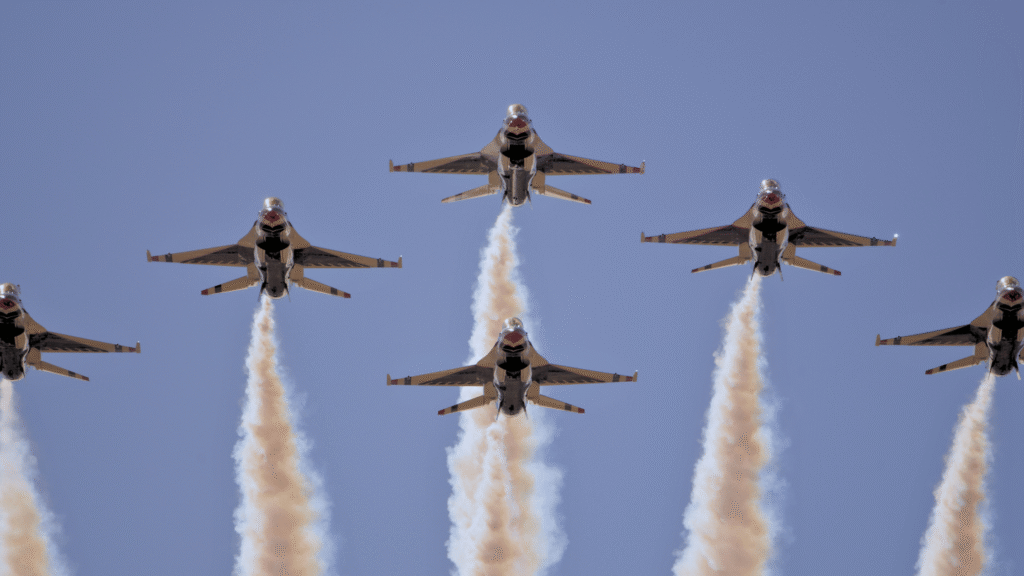 تشكيل جوي لطائرات حربية سعودية مقاتلة في السماء، تمثل قطاع الطيران العسكري في المملكة.