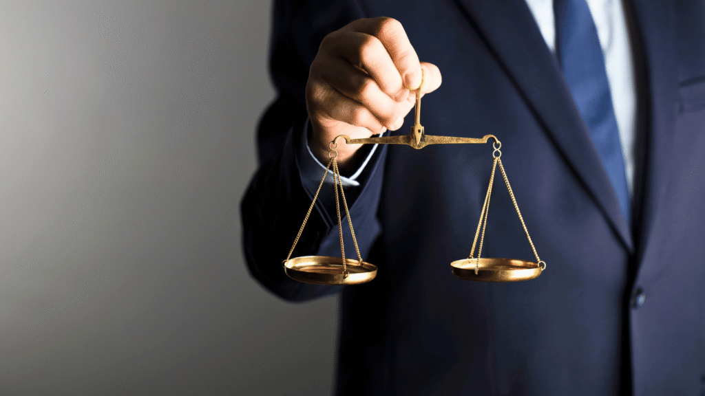 صورة شخص يحمل ميزان يمثل فيه تخصص القانون
