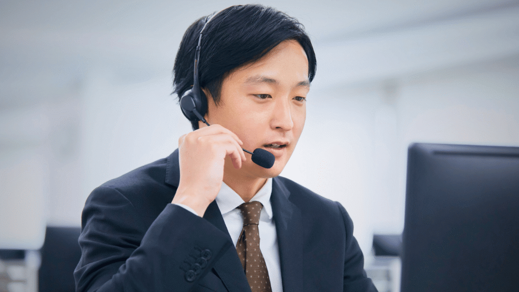 موظف خدمة عملاء يرتدي سماعة الرأس ويتحدث مع العملاء، وهو يمثل أفضل وظائف بدون شهادة في السعودية في مجال الدعم الفني أو المبيعات الهاتفية.