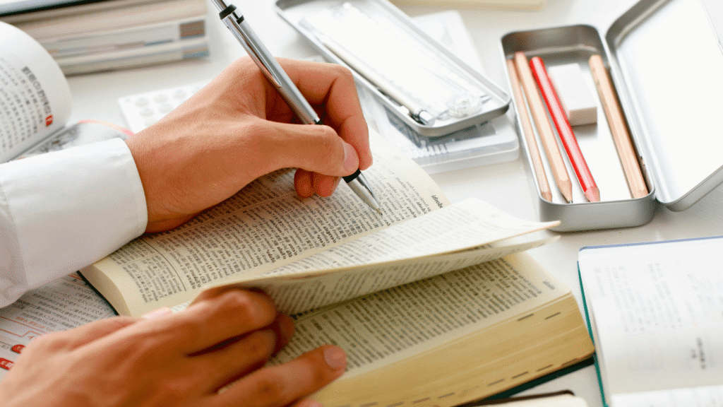 رجل يدرس ويفكر بعمق