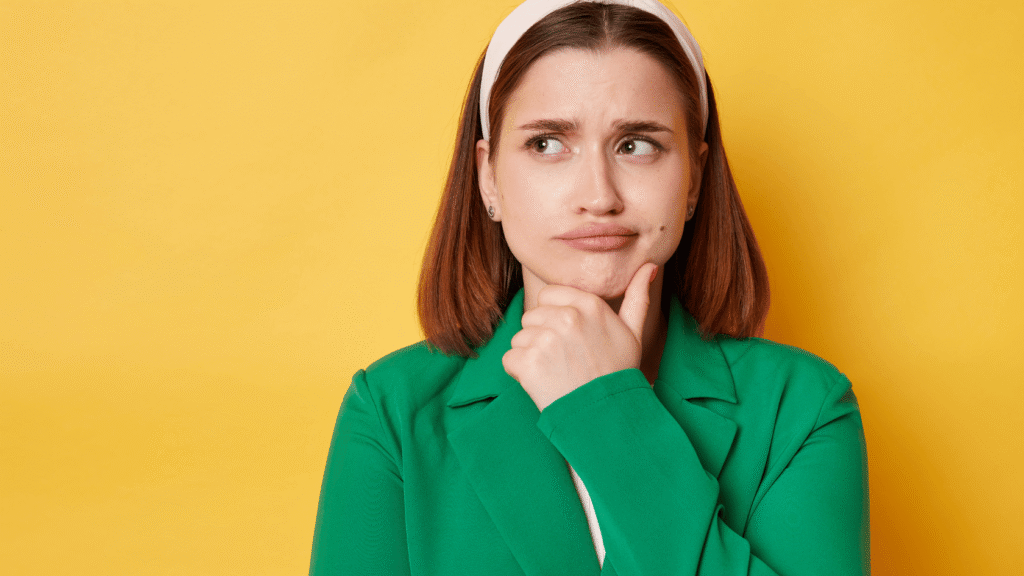 فتاة تفكر بمستقبلها المهني وكيف تحصل على وظيفة في شركة عالمية مع تعبير عن الحيرة واتخاذ القرار الوظيفي