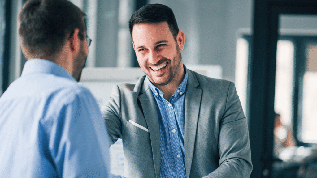 رجل يبرز مهاراته ونجاخه في مهارة التواصل