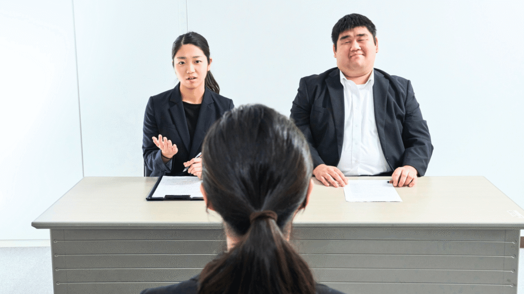 فتاة في مقابلة وظيفية لوظيفة احلامها في شركة عالمية